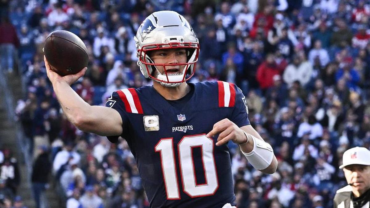 Nov 2, 2025; Foxborough, Massachusetts, USA; New England Patriots quarterback Drake Maye (10) passes against the Atlanta Falcons during the third quarter at Gillette Stadium. Mandatory Credit: Eric Canha-Imagn Images | Eric Canha-Imagn Images 