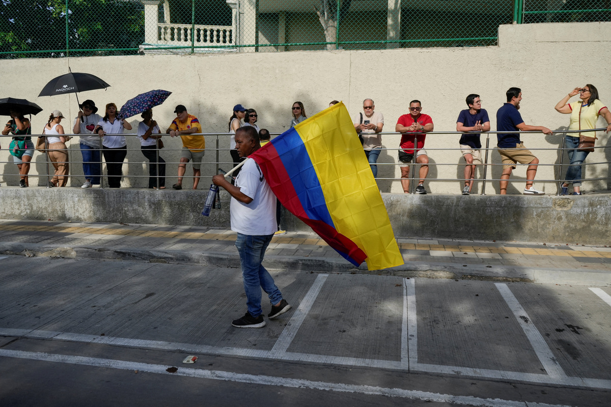 Varias personas hacen cola para votar en la segunda vuelta de las elecciones presidenciales en Barranquilla (Colombia). 21 junio 2026. REUTERS/Charlie Cordero