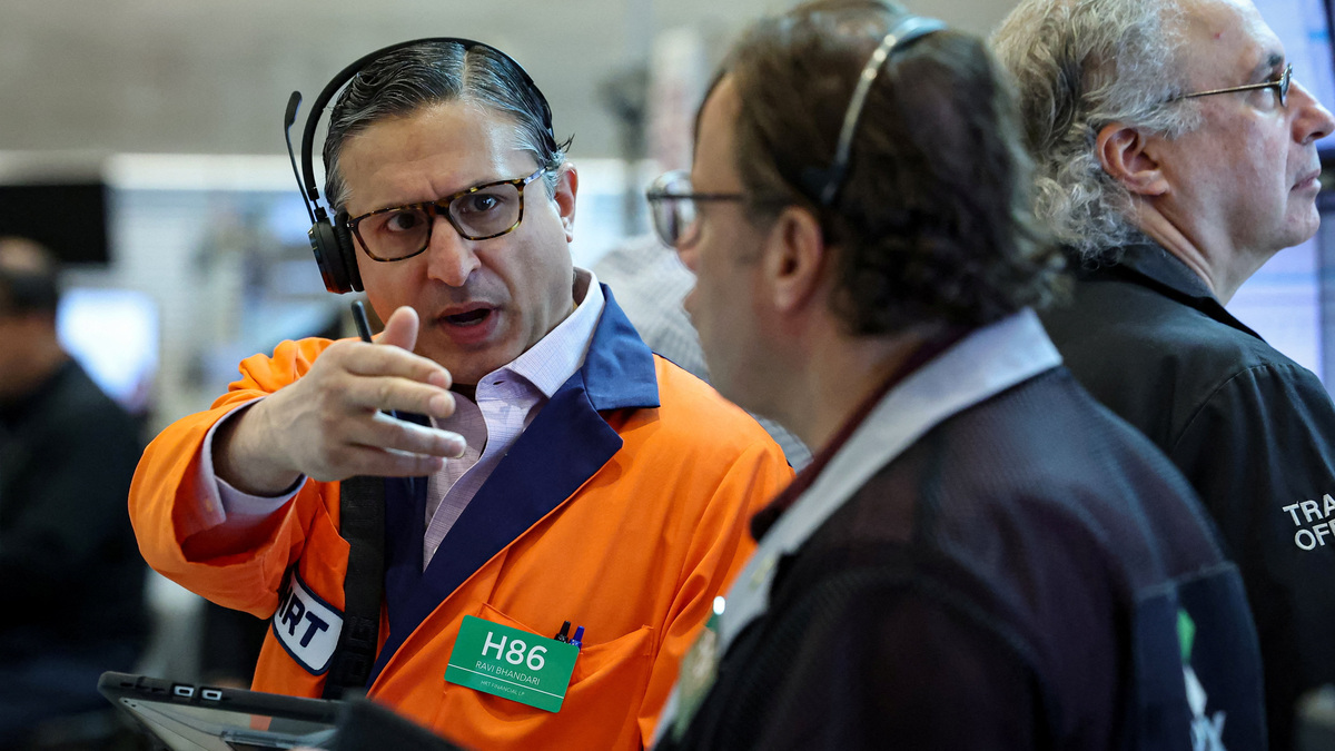 FILE PHOTO: Futures-options traders work on the floor at the New York Stock Exchange's NYSE American (AMEX) in New York City, U.S. June 8, 2026.  REUTERS/Brendan McDermid/File Photo
