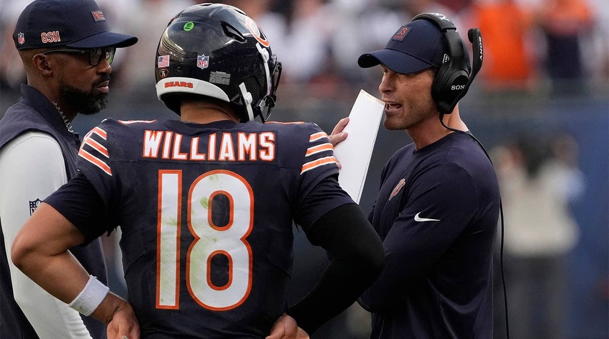  Chicago Bears head coach Ben Johnson talks with quarterback Caleb Williams during game against the Dallas Cowboys in 2026. (Credit: David Banks-Imagn Images)