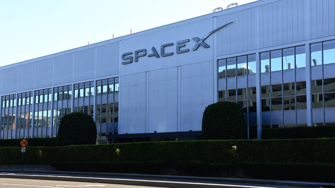 SpaceX stock defies latest Wall Street forecasts