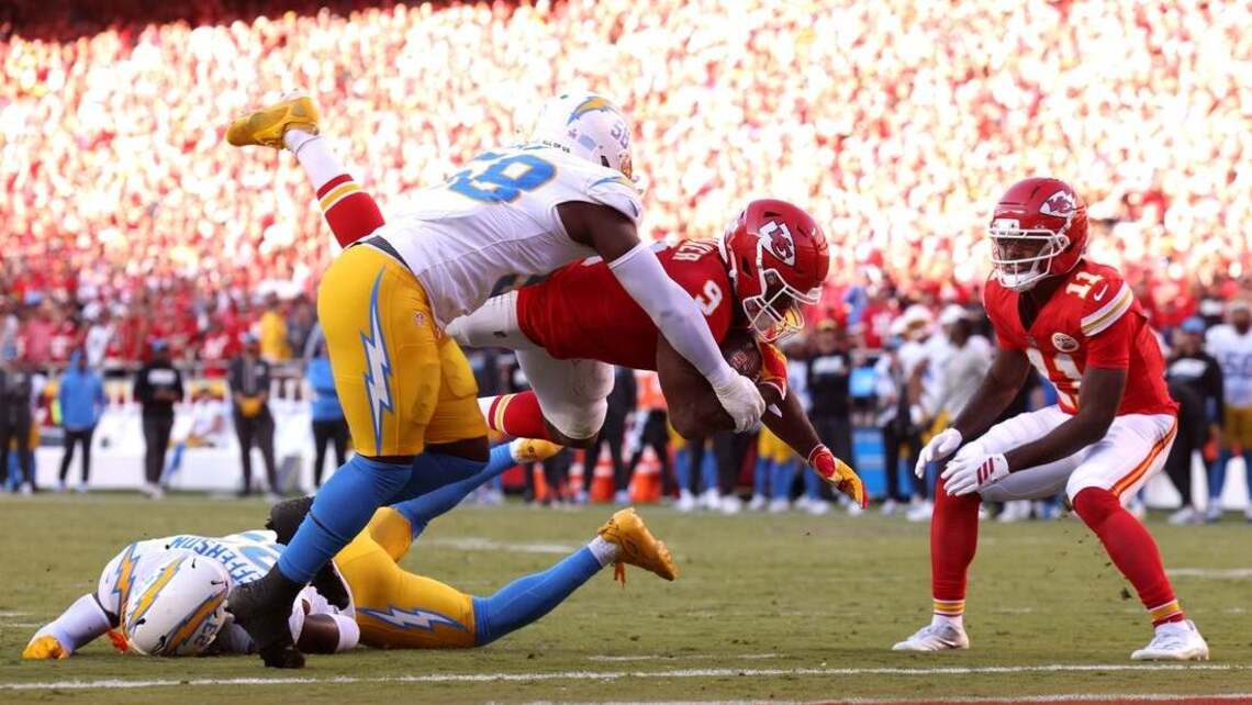 Chiefs remain unbeaten, control winless Chargers 