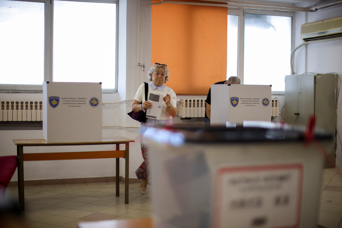 People vote during a snap parliamentary election in Pristina, Kosovo, June 7, 2026. REUTERS/Valdrin Xhemaj