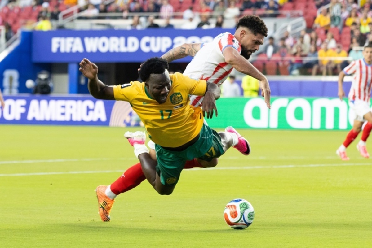  SANTA CLARA (United States), 26/06/2026.- Australia forward Nestory Irankunda and Paraguay defender Omar Alderete in action during the FIFA World Cup 2026 group stage match Paraguay vs Australia, at San Francisco Bay Area Stadium in Santa Clara, USA, 25 June 2026. EFE/EPA/BENJAMIN FANJOY