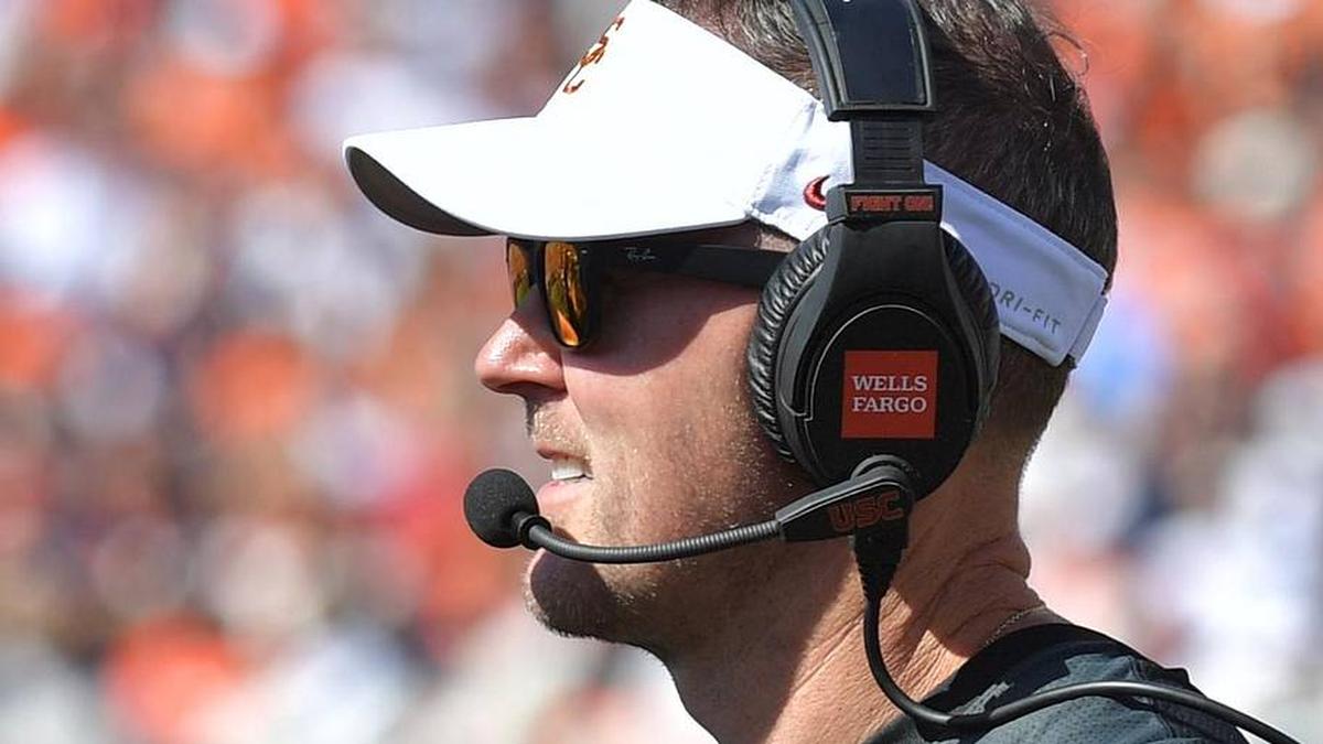  Sep 27, 2025; Champaign, Illinois, USA; Southern California Trojans head coach Lincoln Riley on the sidelines during the first half against the Illinois Fighting Illini at Memorial Stadium. Mandatory Credit: Ron Johnson-Imagn Images | Ron Johnson-Imagn Images 