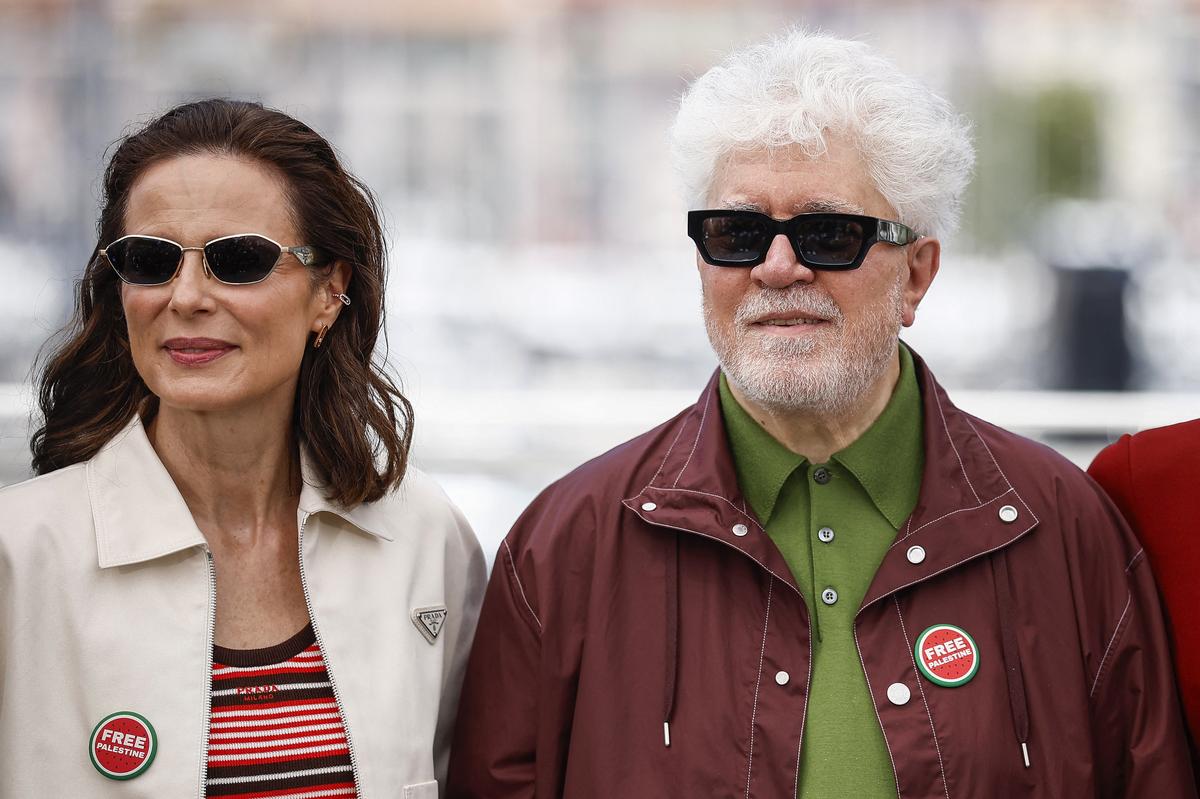 Director Pedro Almodovar  and cast member Aitana Sanchez-Gijon, both wearing a "Free Palestine" pins, pose during a photocall for the film "Amarga Navidad" (Bitter Christmas - Autofiction) in competition at the 79th Cannes Film Festival in Cannes, France, May 20, 2026. REUTERS/Sarah Meyssonnier