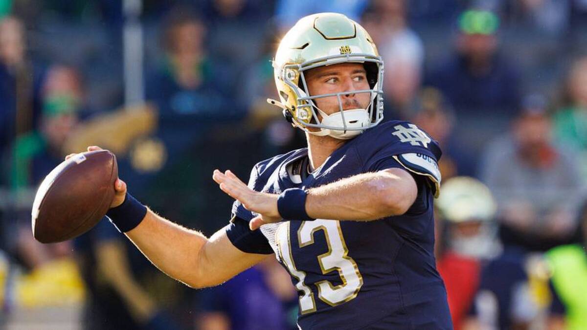  Notre Dame quarterback CJ Carr throws a pass in the second half of a NCAA football game against NC State at Notre Dame Stadium on Saturday, Oct. 11, 2025, in South Bend. | MICHAEL CLUBB/SOUTH BEND TRIBUNE / USA TODAY NETWORK via Imagn Images 