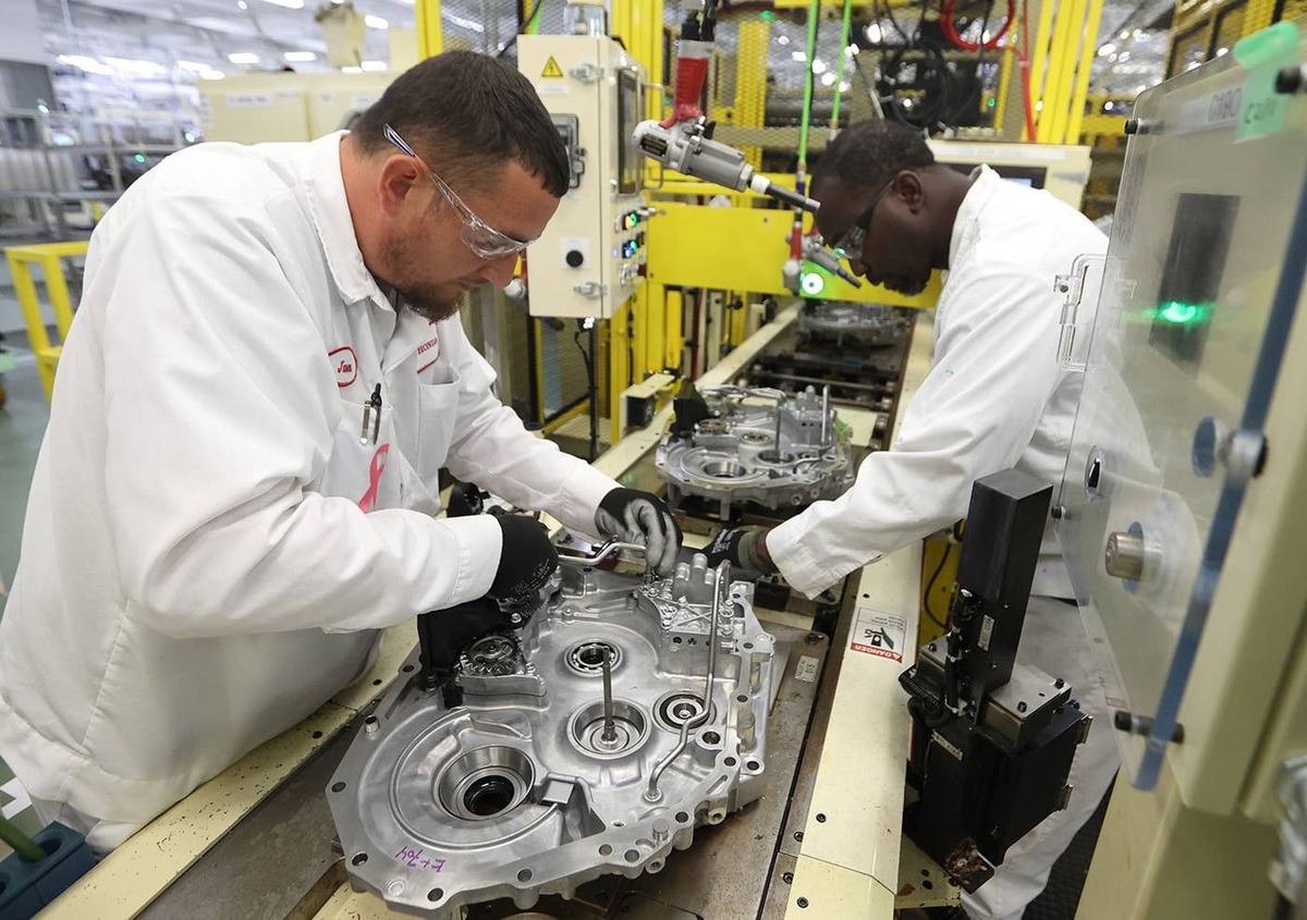  Associates at the Ohio Transmission Plant assemble the two-motor hybrid unit. Honda