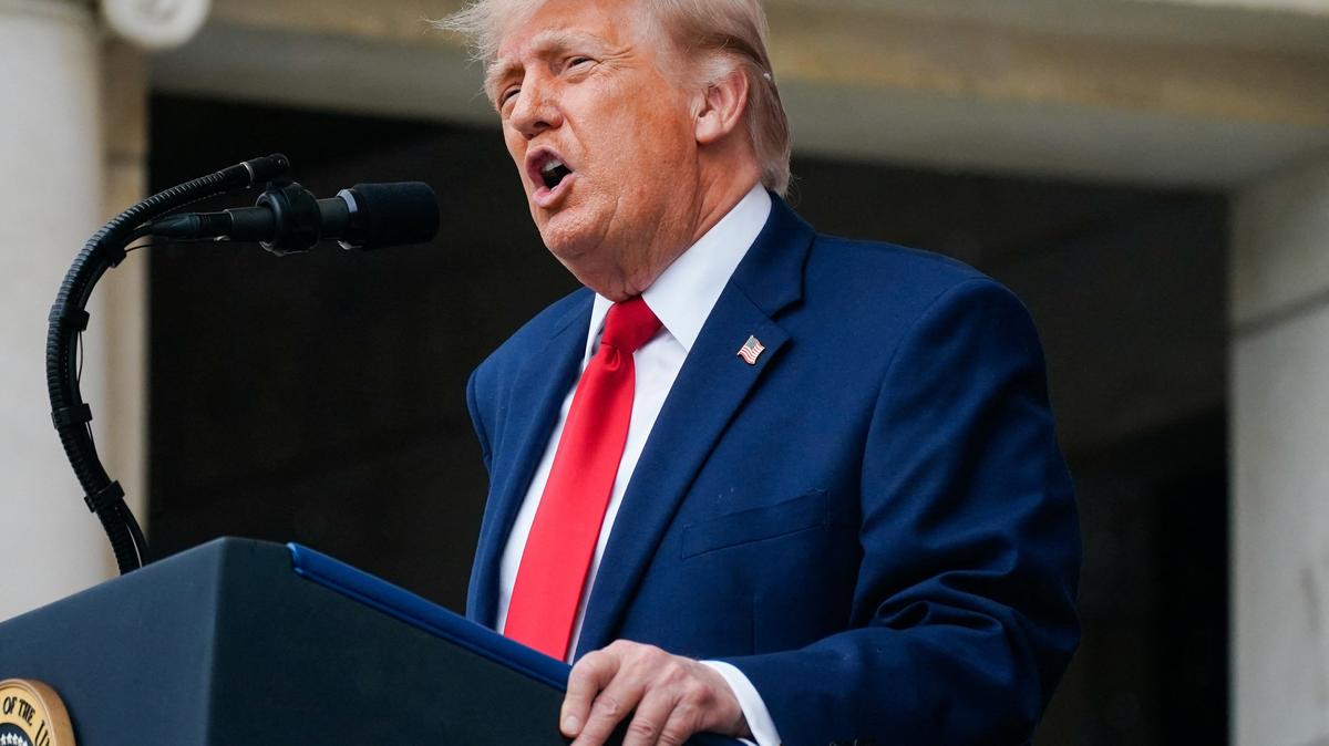 U.S. President Donald Trump delivers remarks in the Memorial Amphitheater during a Memorial Day event at Arlington National Cemetery, Arlington, Virginia, U.S., May 25, 2026. REUTERS/Nathan Howard