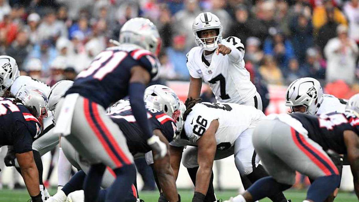  Sep 7, 2025; Foxborough, Massachusetts, USA; Las Vegas Raiders quarterback Geno Smith (7) during the second half at Gillette Stadium. Mandatory Credit: Brian Fluharty-Imagn Images | Brian Fluharty-Imagn Images 