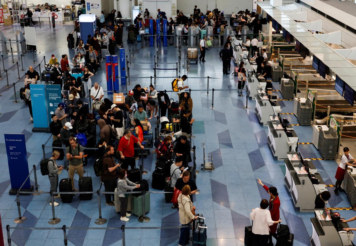 Passengers queue for check-in as Tropical Storm Jangmi disrupts flights at Haneda Airport in Tokyo, Japan, June 3, 2026. REUTERS/Kim Kyung-Hoon