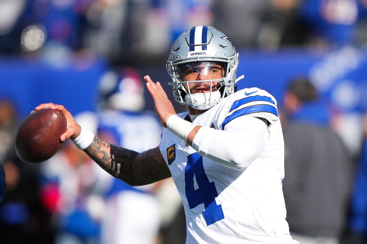  Dallas Cowboys quarterback Dak Prescott (4) warms up at MetLife Stadium. Robert Deutsch-Imagn Images