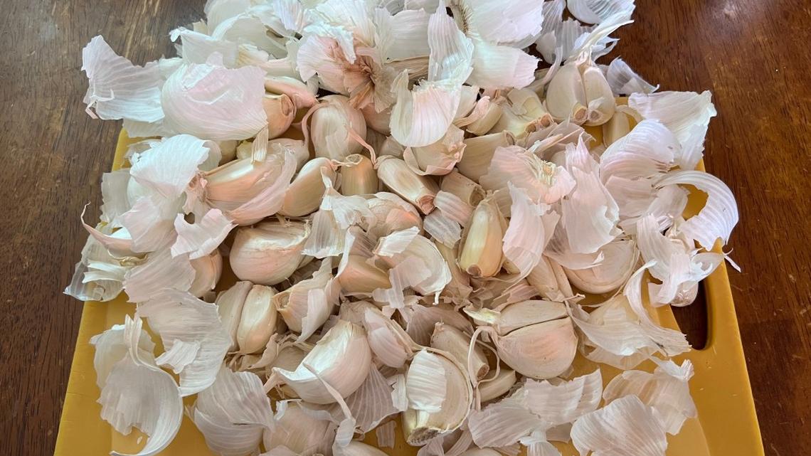 I Tried 10 Garlic-Peeling Hacks-This One Is My Forever Favorite 