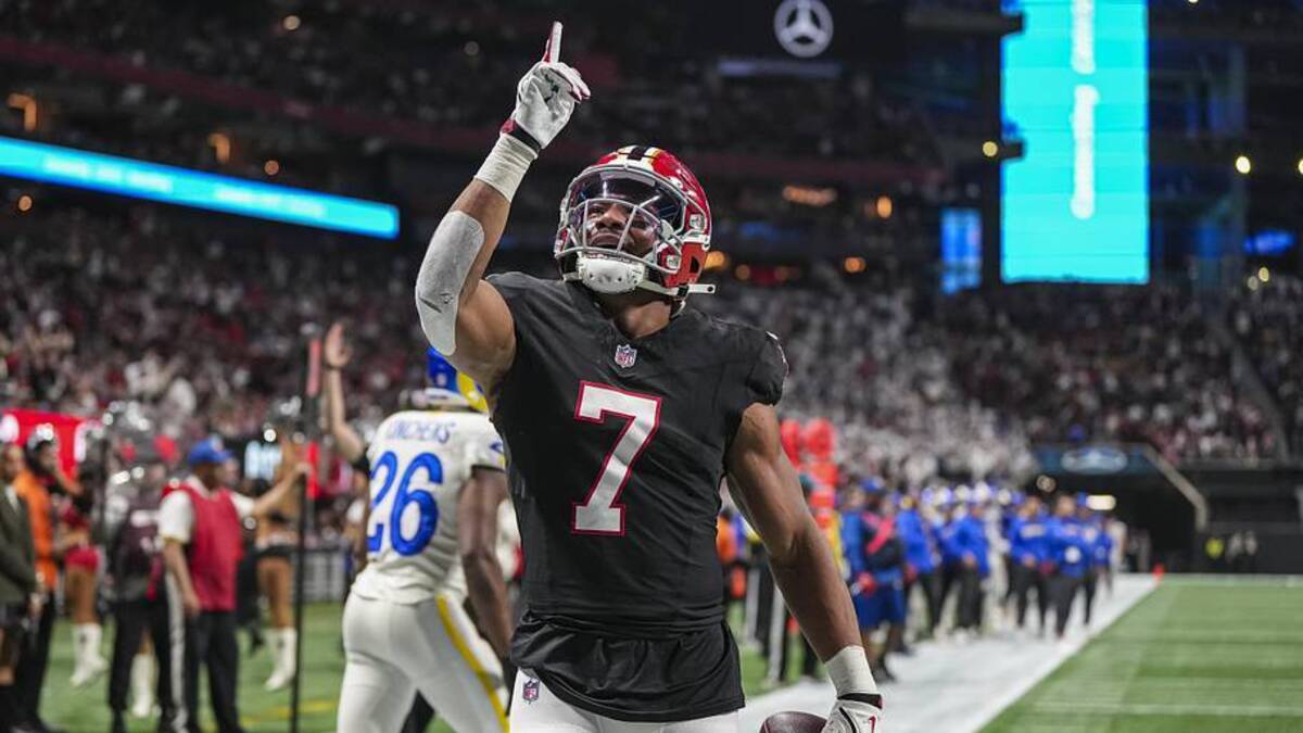  Atlanta Falcons running back Bijan Robinson (7) reacts after catching a touchdown pass against the Los Angeles Rams during the first quarter at Mercedes-Benz Stadium. | Dale Zanine-Imagn Images 