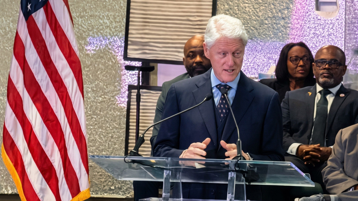 Bill Clinton hits Florida trail, says Trump treats 'allies like dirt'