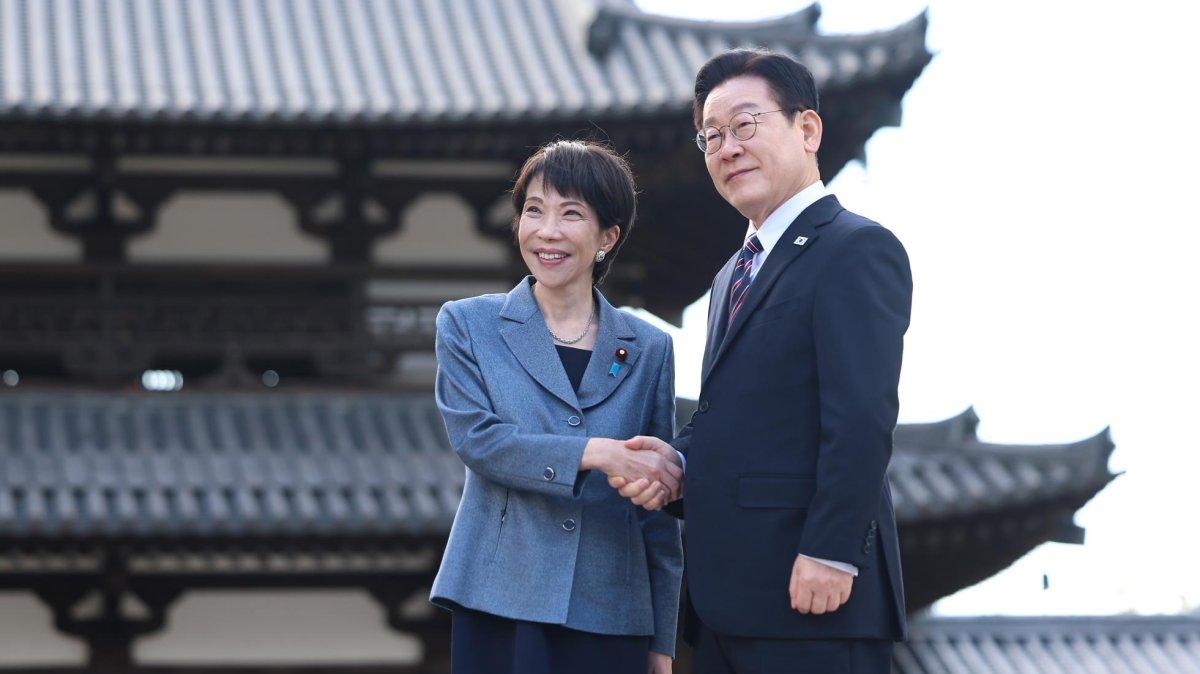 President Lee Jae Myung (R) and Japanese Prime Minister Sanae Takaichi shake hands at an ancient temple in Nara Prefecture on Jan. 14, 2026, in this file photo. File Pool Photo by Yonhap