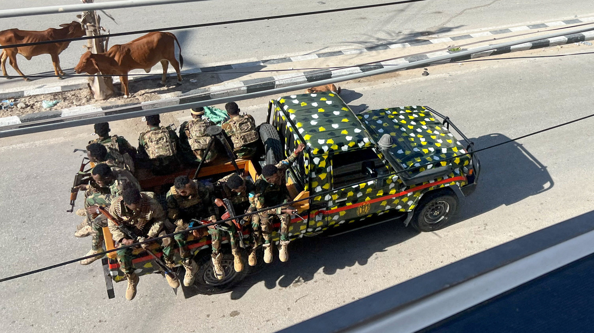 A truck carrying Somali security forces drives on a road ahead of a planned protest against Somalia's President Hassan Sheikh Mohamud over his decision to remain in office after his term expired last month, in Mogadishu, Somalia, June 4, 2026. Picture taken with a mobile phone. REUTERS/Feisal Omar