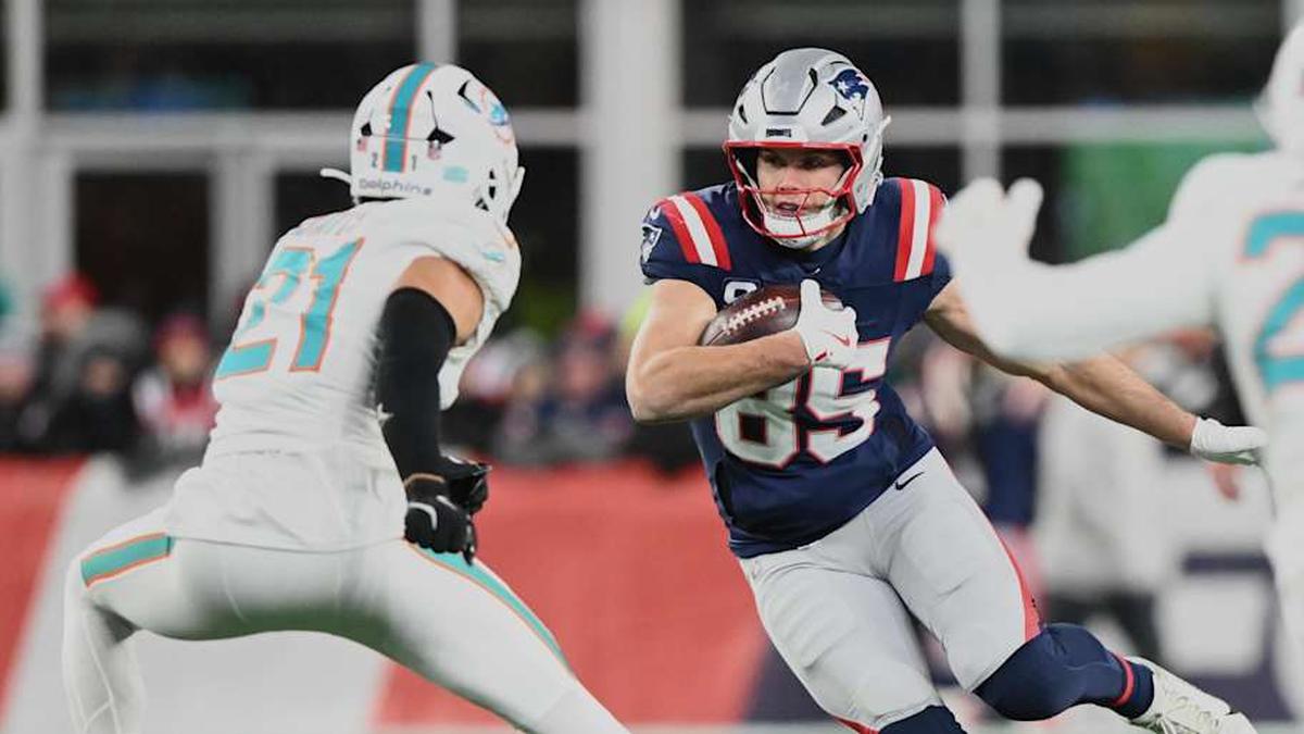  Jan 4, 2026; Foxborough, Massachusetts, USA; New England Patriots tight end Hunter Henry (85) runs after the catch against Miami Dolphins safety Ashtyn Davis (21) and cornerback Jack Jones (23) during the second quarter at Gillette Stadium. Mandatory Credit: Brian Fluharty-Imagn Images | Brian Fluharty-Imagn Images 