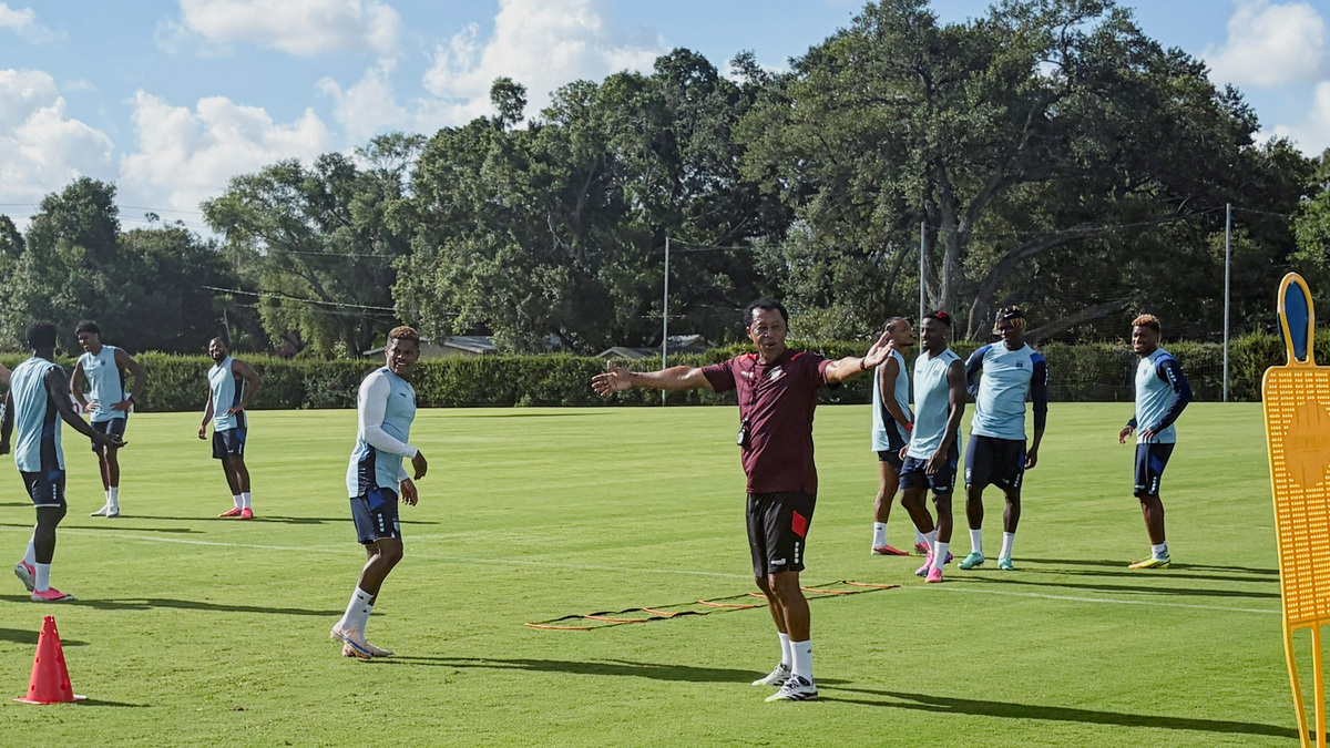Copa del Mundo de la IFA 2026: el seleccionador de Cabo Verde, Bubista, gesticula mientras supervisa el entrenamiento en Tampa, Florida (EE. UU.), el 20 de junio de 2026. REUTERS/Nick Mulvenney
