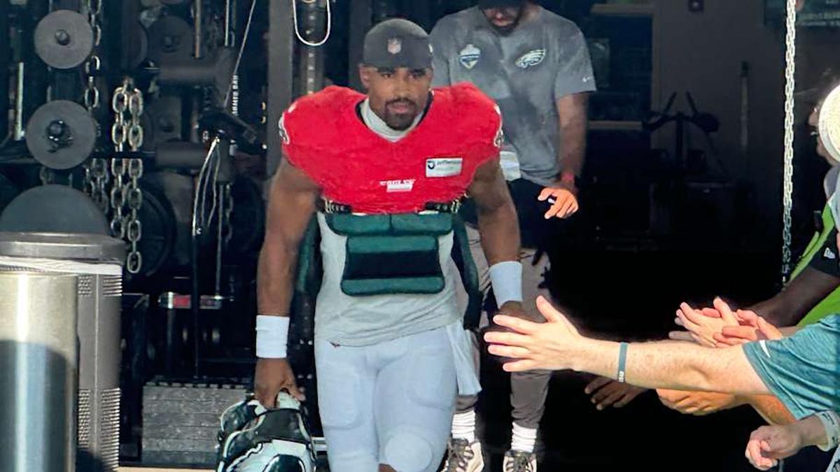  Eagles QB Jalen Hurts arrives to the first padded practice of the summer on July 29, 2025. | John McMullen/Eagles On SI 