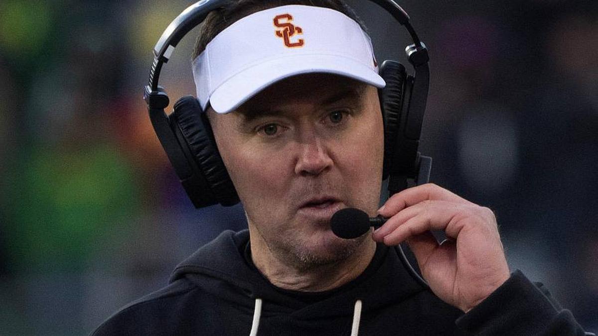  Southern California coach Lincoln Riley looks for answers against Oregon during the second half touchdown Nov. 22, 2025. | Chris Pietsch/The Register-Guard / USA TODAY NETWORK via Imagn Images 