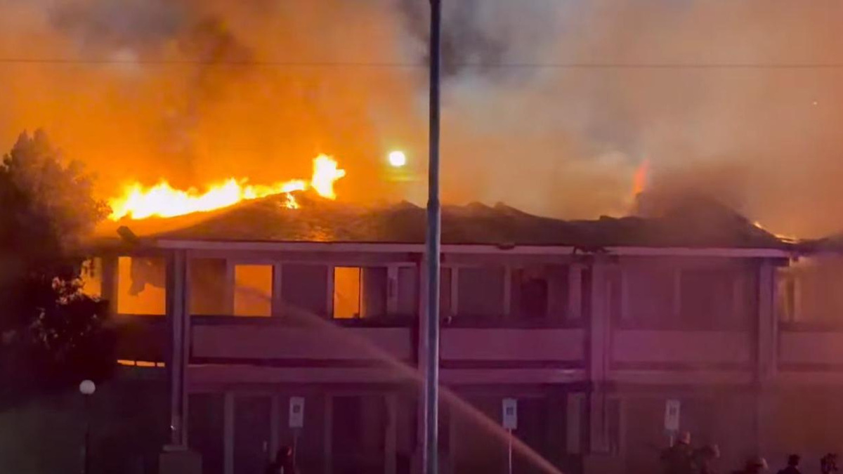 Large fire breaks out at Phoenix Travelodge by Wyndham near I-17