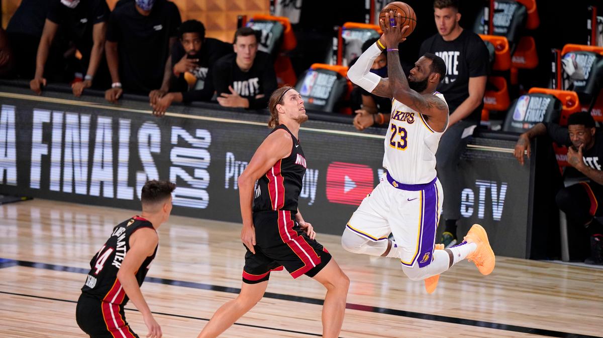 ARCHIVO.- Foto del 11 de octubre del 2020 LeBron James de los Lakers de Los Ángeles lanza un tiro sobre Kelly Olynyk del Heat de Miami en el juego 6 de las Finales de la NBA. El martes 3 de noviembre del 2020 una persona con conocimiento de la situación asegura que los jugadores votarán por la fecha que prefieren iniciar la temporada, en diciembre o enero.(AP Photo/Mark J. Terrill)