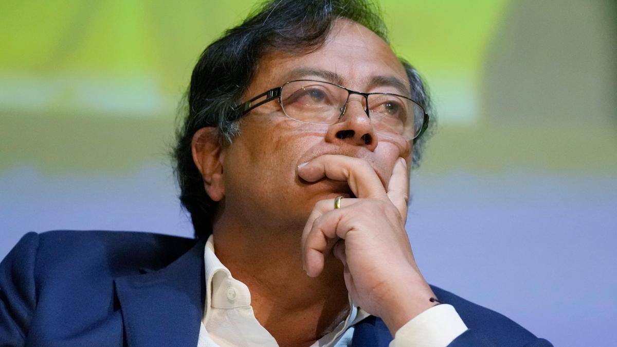 ARCHIVO - El candidato presidencial izquierdista Gustavo Petro participa en un debate en la Universidad Externado de Bogotá, Colombia, el martes 29 de marzo de 2022, antes de la primera vuelta de las elecciones del 29 de mayo. Petro firmó el 18 de abril un documento bajo juramento en el que se compromete a “no expropiar” bienes si llega a la presidencia de Colombia como un acto simbólico para intentar disipar las críticas de sus detractores. (Foto AP/Fernando Vergara, Archivo)