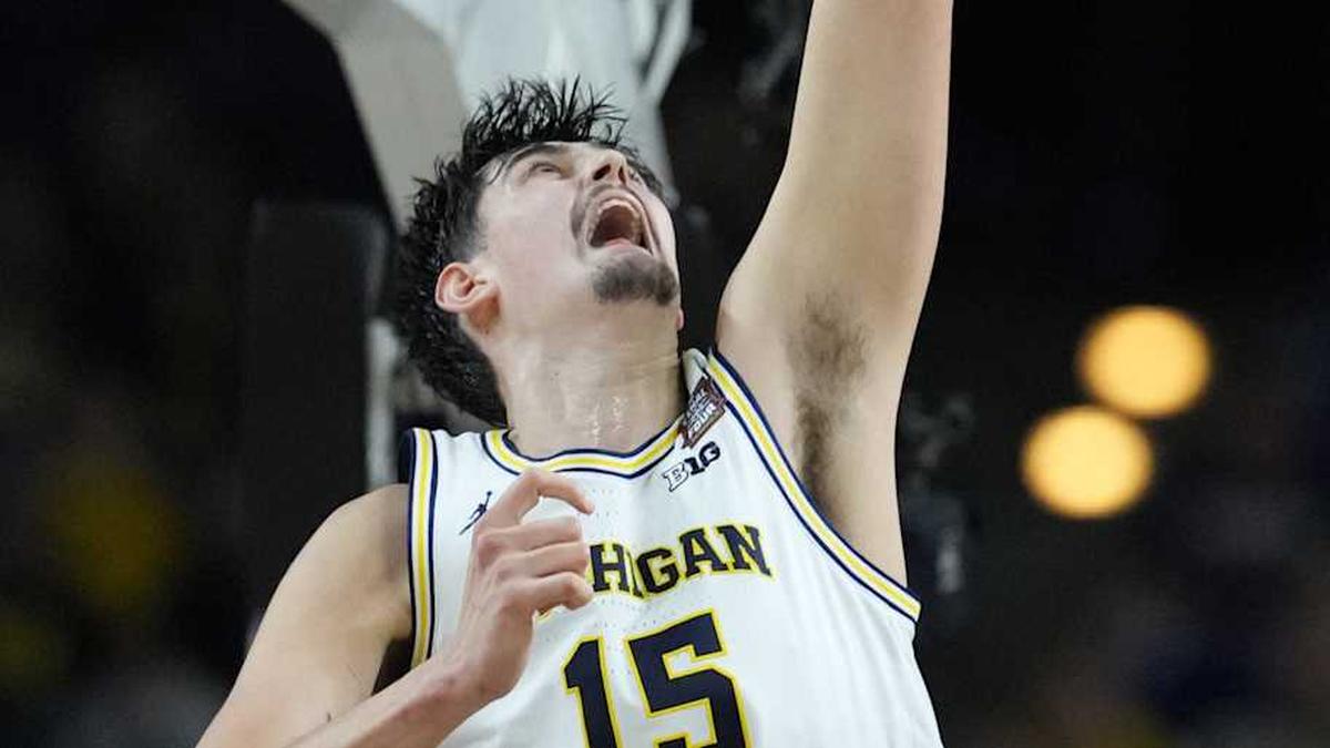  Michigan Wolverines center Aday Mara (15) tips the shot of UConn Huskies forward Tarris Reed Jr. (5) on Monday, April 6, 2026, during the NCAA men's basketball national championship game at Lucas Oil Stadium in Indianapolis. | Grace Hollars/IndyStar / USA TODAY NETWORK via Imagn Images 