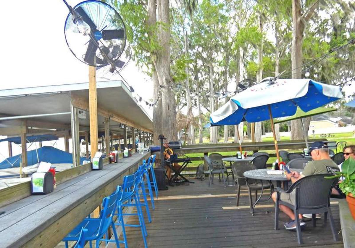  A couple dining at Boondocks on the deck. Photo credit: Kathleen Walls 