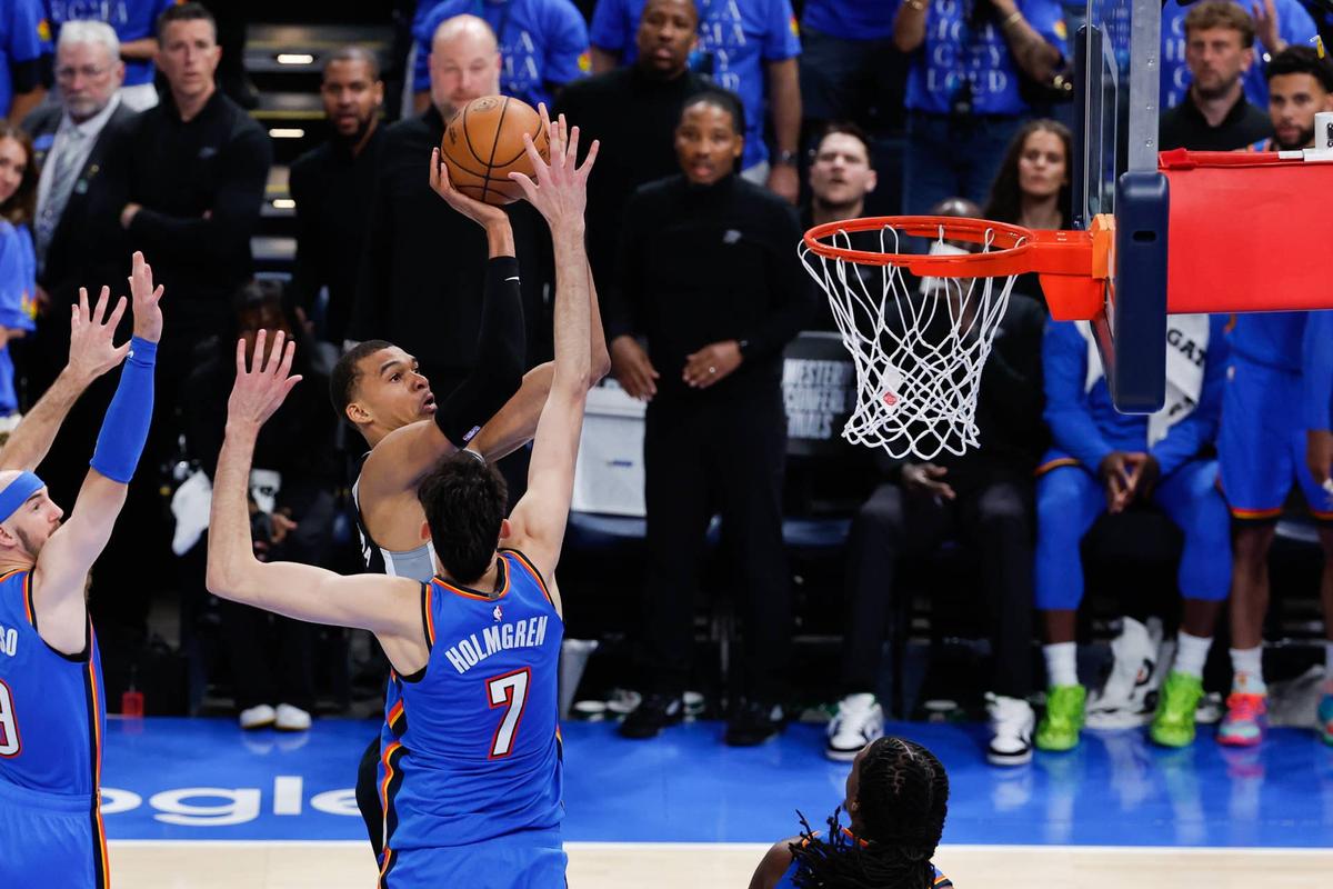  OKC Thunder's Chet Holmgren challenges Victor Wembanyama of the San Antonio Spurs at the rim Alonzo Adams-Imagn Images