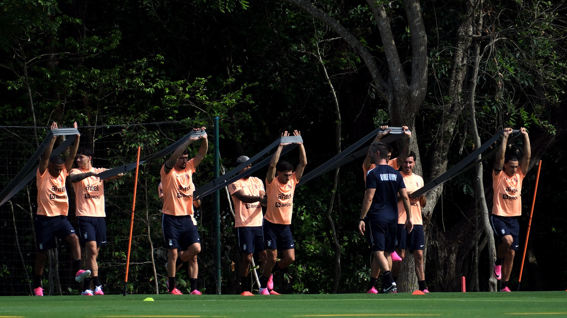 Soccer-Uruguay's flight to Miami for World Cup match delayed due to airline error 