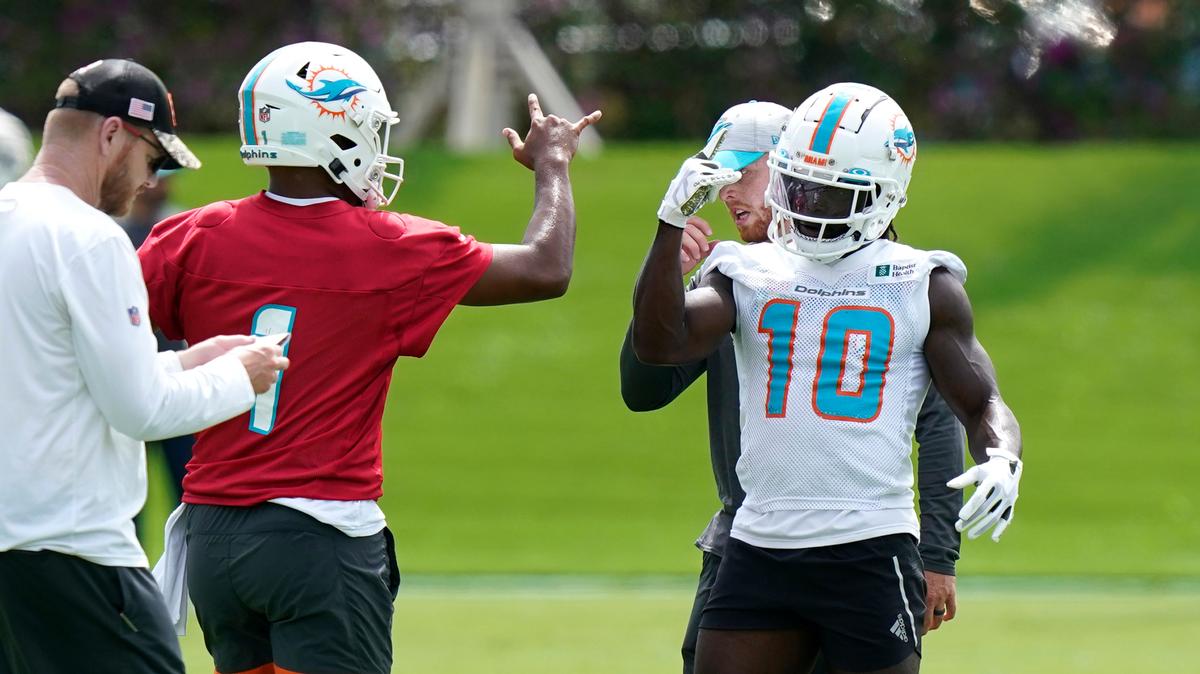El quarterback de los Dolphins, Tua Tagovailoa (1) y el wide receiver Tyreek Hill (10) participan en un entrenamiento en las instalaciones de práctica del equipo, el pasado 2 de junio de 2022, en Miami Gardens, Florida.