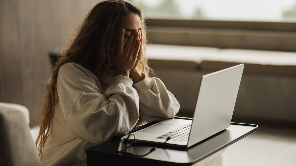  Young college graduates are facing higher unemployment and tougher job prospects, while experienced degree holders continue to see a stable labor market. 