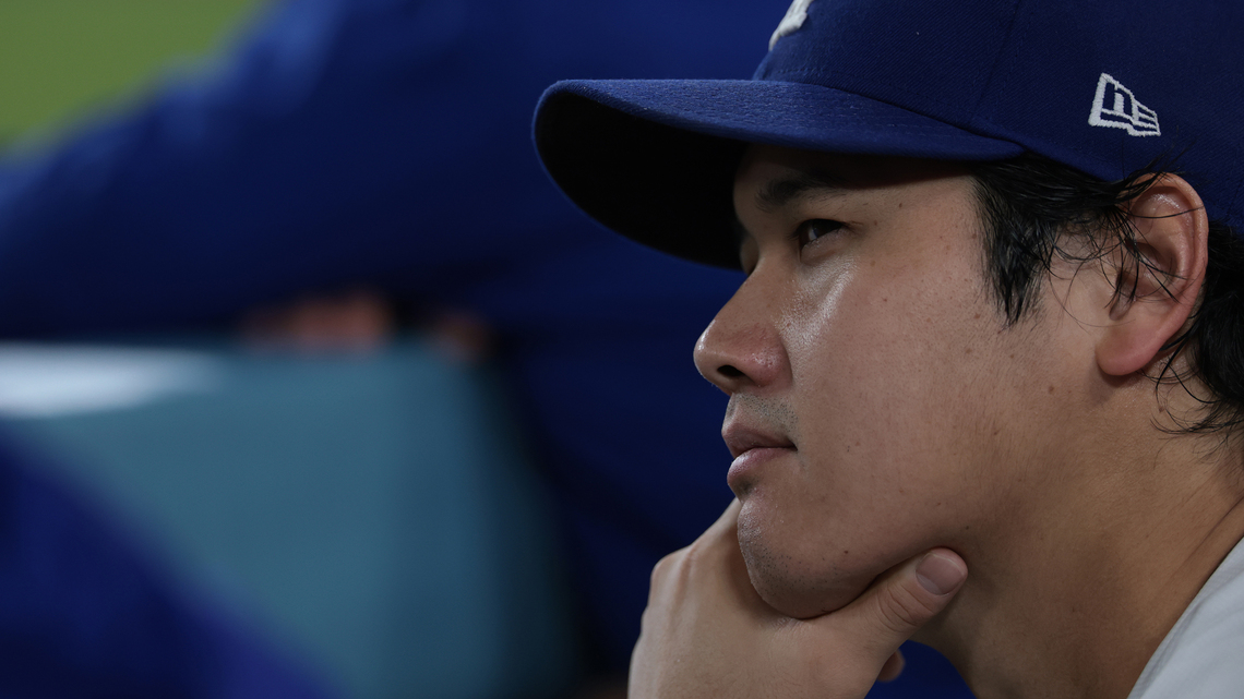Dodgers pull Shohei Ohtani from lineup as knee problem sparks new concerns 