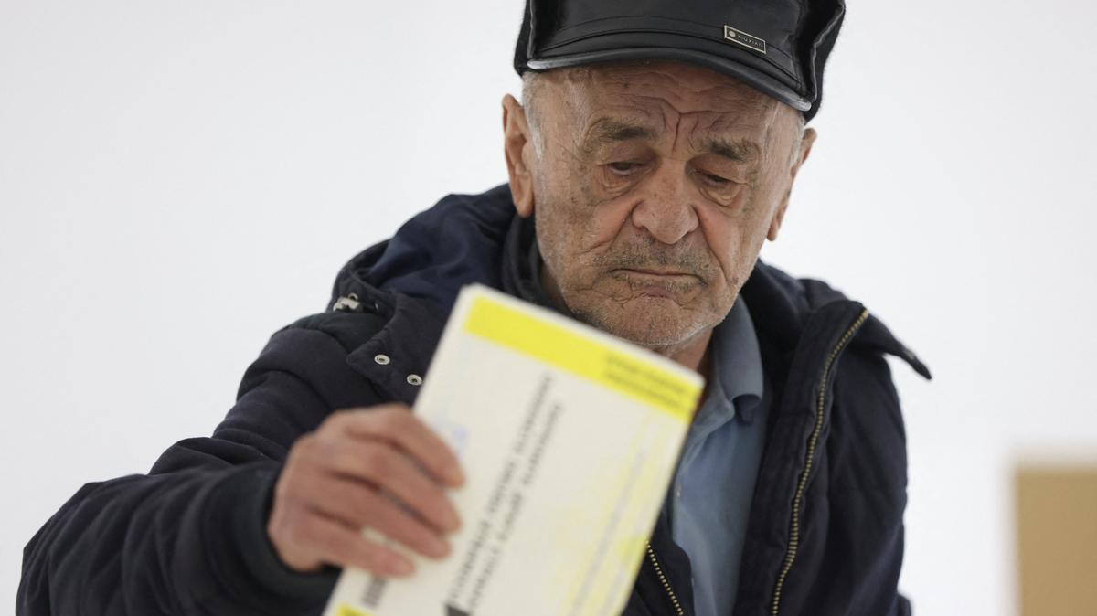 FILE PHOTO: A Bosnian person votes at an early presidential election in Banja Luka, Bosnia and Herzegovina, November 23, 2025. REUTERS/Amel Emric/File Photo