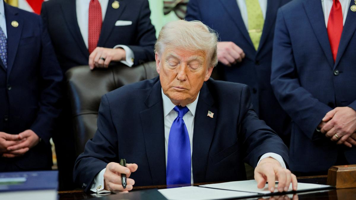 U.S. President Donald Trump prepares to sign an executive order at the White House in Washington, D.C., U.S., April 30, 2026. REUTERS/Jonathan Ernst