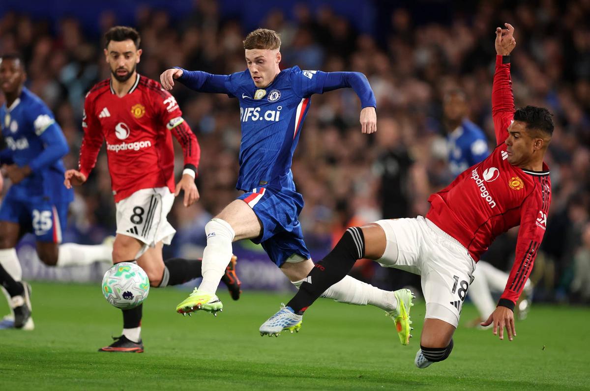  Cole Palmer of Chelsea beats Casemiro of Manchester United to the ball during the Premier League match between Chelsea and Manchester United at Stamford Bridge on April 18, 2026 in London, England. (Photo by Julian Finney/Getty Images) Photo by Julian Finney/Getty Images