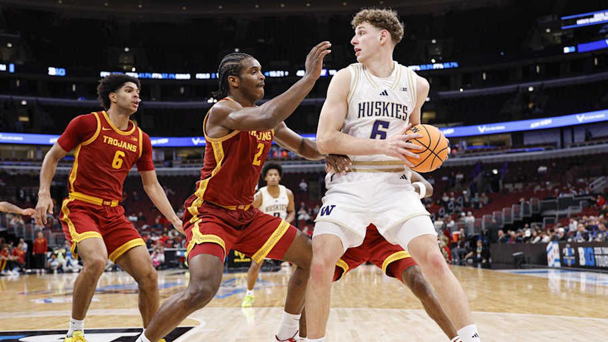  Mar 11, 2026; Chicago, IL, USA; Washington Huskies forward Hannes Steinbach (6) looks to pass the ball against Southern California Trojans forward Ezra Ausar (2) during the second half at United Center. Mandatory Credit: Kamil Krzaczynski-Imagn Images | Kamil Krzaczynski-Imagn Images 