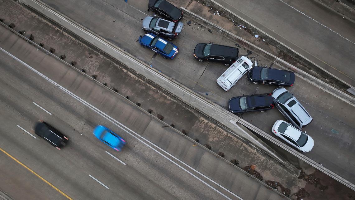 Un accidente fatal de varios vehículos ocurrió en Ben White Boulevard en la rampa de South First Street, en Austin, Texas, durante una tormenta de hielo el martes 31 de enero de 2023.