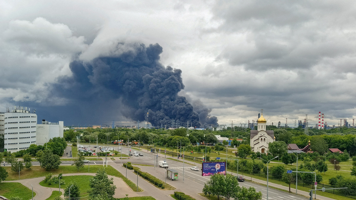 Smoke rises from an oil refinery following a Ukrainian drone attack in the course of Russia-Ukraine conflict, in Moscow, Russia, June 18, 2026, in this picture obtained from social media. SOCIAL MEDIA/via REUTERS