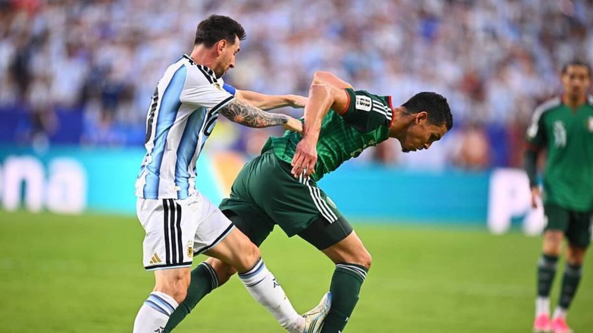  The replays did not look good for Messi. | Tom Weller/picture alliance/Getty Images 