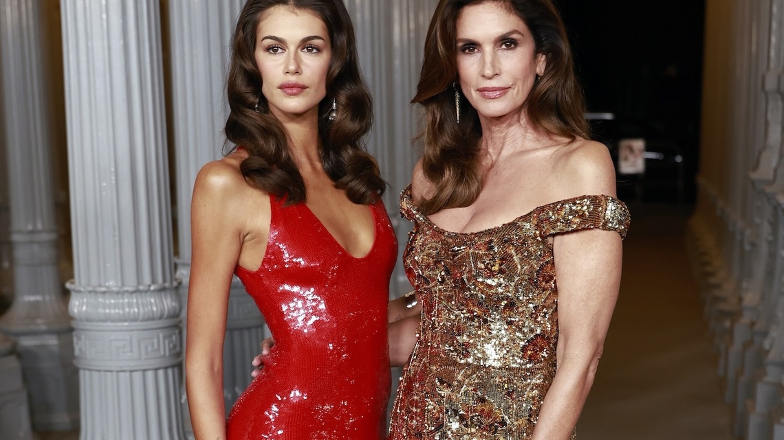 Kaia Gerber Shuts Down Claim She Looks Like Mom Cindy Crawford: 'I Wish' 