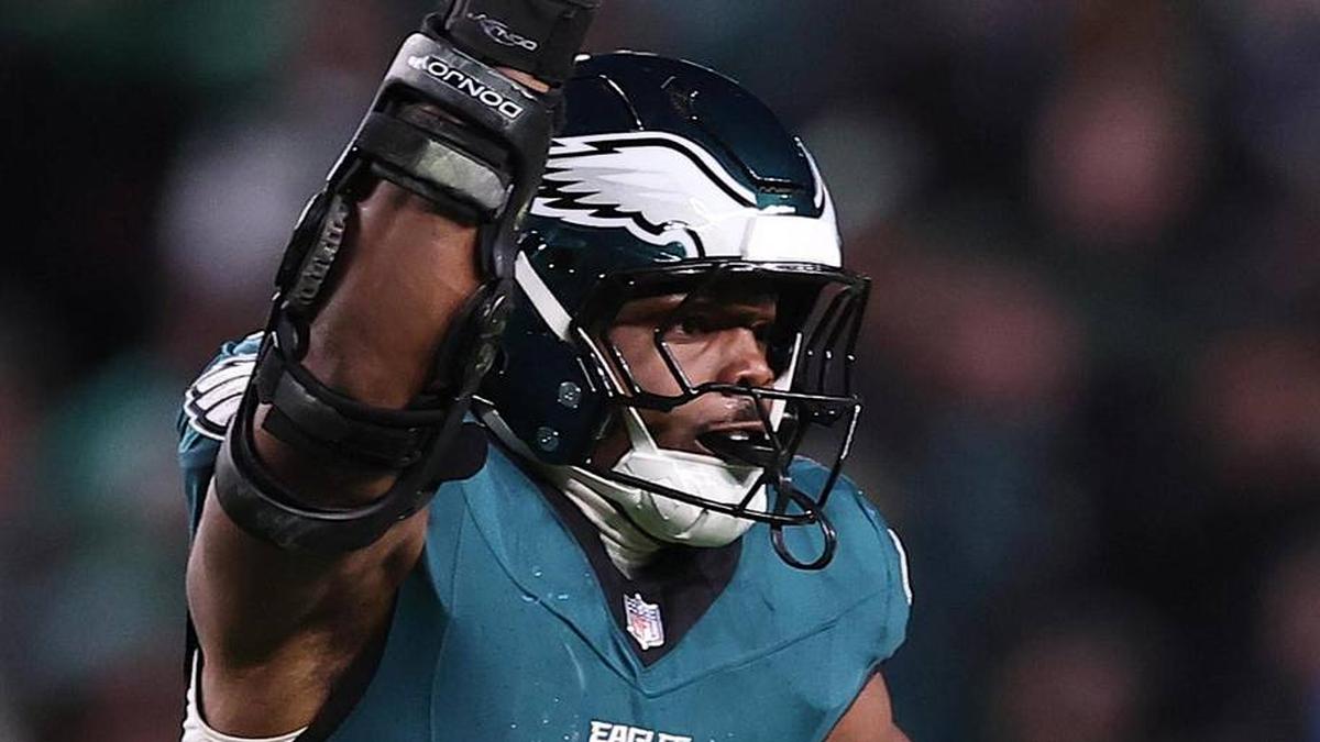  Nov 16, 2025; Philadelphia, Pennsylvania, USA; Philadelphia Eagles linebacker Nakobe Dean (17) reacts against the Detroit Lions during the second half at Lincoln Financial Field. Mandatory Credit: Bill Streicher-Imagn Images | Bill Streicher-Imagn Images 
