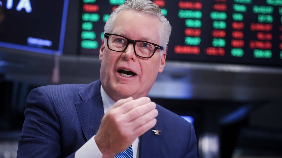 Raymond James lowers rating, but raises stock price target on Delta Air Lines 