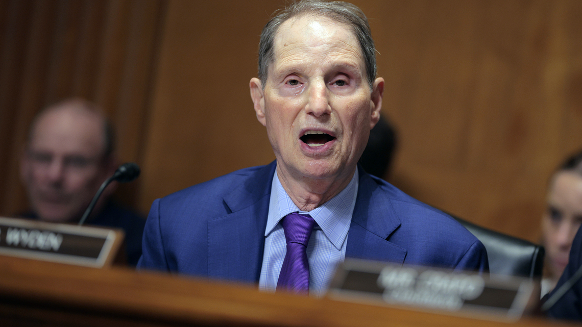 Michael Hiltzik: Ordinary Americans struggle to fund their 401(k) plans while plutocrats fill theirs with tax-free millions 