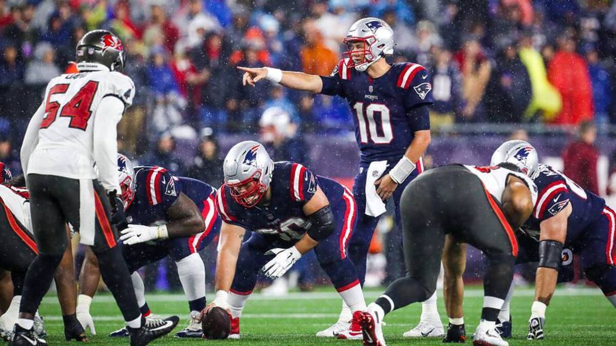  Oct 3, 2021; Foxborough, Massachusetts, USA; New England Patriots quarterback Mac Jones (10) signals against the Tampa Bay Buccaneers at Gillette Stadium. Mandatory Credit: Paul Rutherford-USA TODAY Sports | USA TODAY Sports 