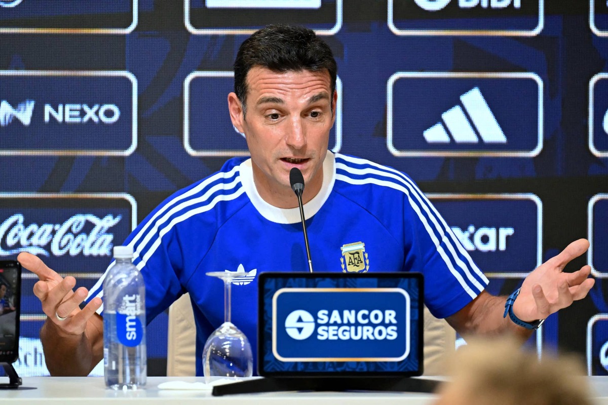  Argentina's head coach Lionel Scaloni speaks during a press conference in Ezeiza, Buenos Aires province on March 26, 2026 Photo by Luis ROBAYO / AFP via Getty Images