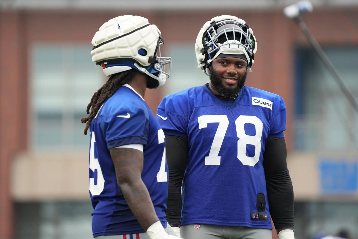  New York Giants offensive tackle Joshua Ezeudu (75) takes a water break with offensive tackle Andrew Thomas (78).