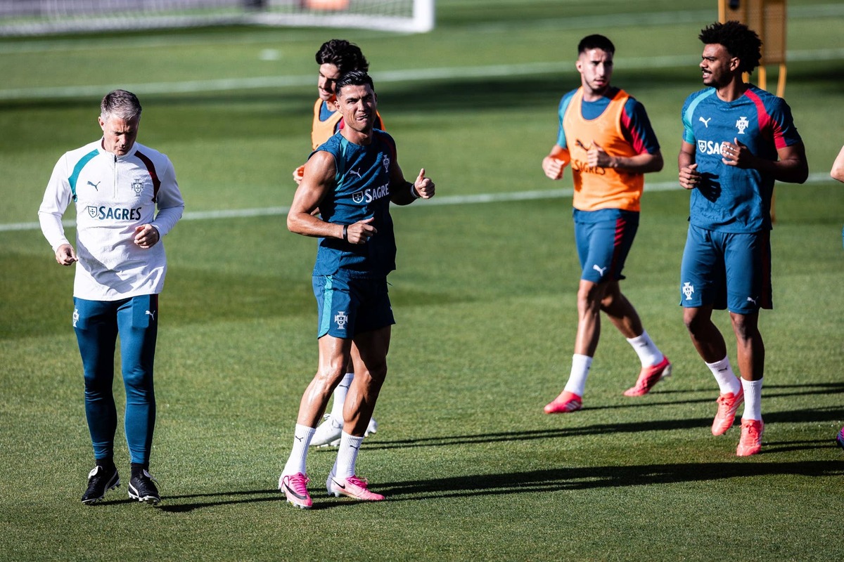  Portugal squad and Cristiano Ronaldo of Portugal run during a training session ahead of the FIFA World Cup 2026 international friendly match between Portugal and Chile at Estadio Nacional do Jamor in Oeiras, Portugal, on June 6, 2026. (Photo by Rodrigo Moreira/NurPhoto via Getty Images)